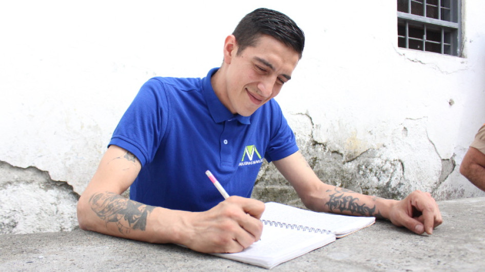 Danilo pasa sus días entre la sastrería y sus escritos. Está a punto de finalizar su primer libro, sobre el que aún se cranea el final.