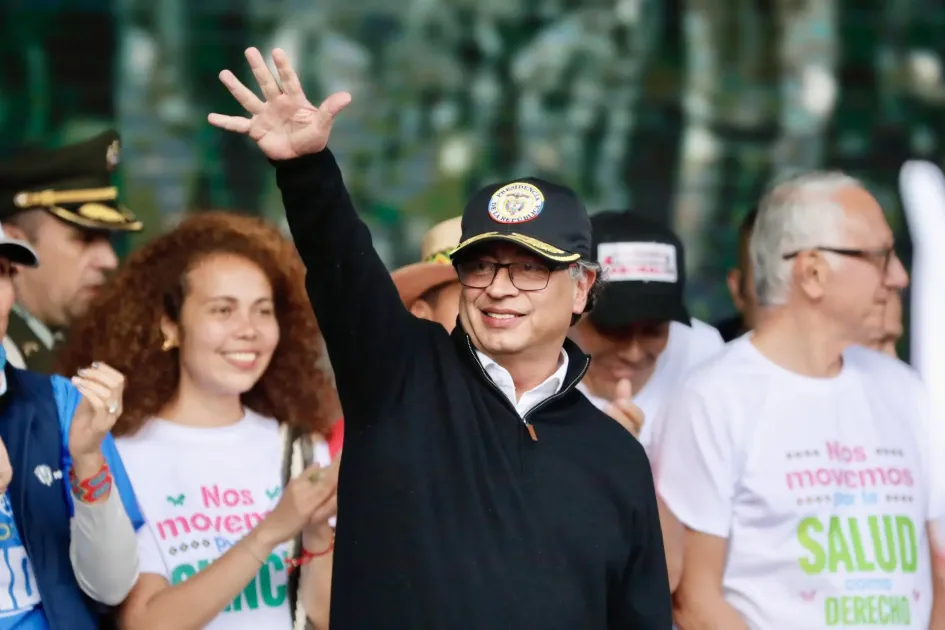 El presidente de Colombia, Gustavo Petro, saluda durante un discurso mientras se desarrolla una marcha "Por la paz, por la vida, por la justicia social", hoy, en la Plaza de Bolívar, en Bogotá. El presidente de Colombia, Gustavo Petro, saluda durante un discurso mientras se desarrolla una marcha "Por la paz, por la vida, por la justicia social", hoy, en la Plaza de Bolívar, en Bogotá.