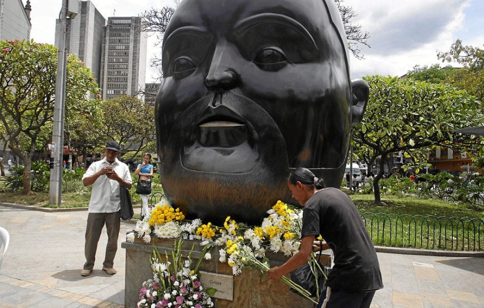 En Medellín siguen expresando su amor por el pintor y escultor Fernando Botero, su hijo más ilustre, al que homenajean con flores que son ubicadas en sus famosas esculturas. En Medellín siguen expresando su amor por el pintor y escultor Fernando Botero, su hijo más ilustre, al que homenajean con flores que son ubicadas en sus famosas esculturas.