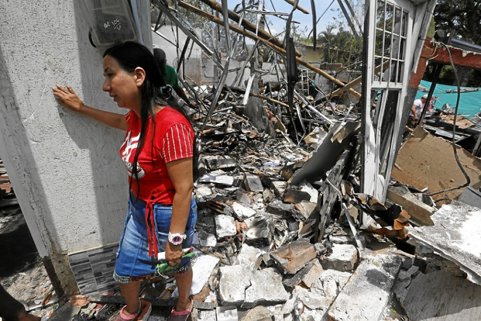 Johana Muñoz observa los escombros de su vivienda destruida tras ser afectada por el ataque con carro bomba dirigido a una estación policial en Timba (Cauca). Johana Muñoz observa los escombros de su vivienda destruida tras ser afectada por el ataque con carro bomba dirigido a una estación policial en Timba (Cauca).