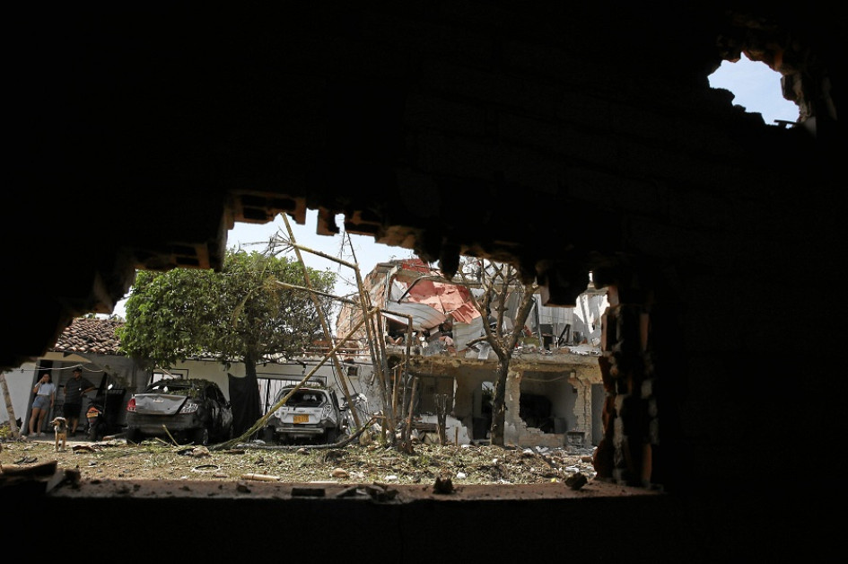 Foto | EFE | LA PATRIA Cinco civiles heridos, cinco casas destruidas y tres vehículos afectados es el saldo del ataque terrorista en el corregimiento Potrerito de Jamundí (Valle del Cauca). Foto | EFE | LA PATRIA Cinco civiles heridos, cinco casas destruidas y tres vehículos afectados es el saldo del ataque terrorista en el corregimiento Potrerito de Jamundí (Valle del Cauca).