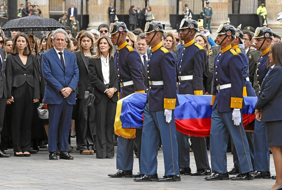 Militares cargan el féretro a la misa de cuerpo presente de Fernando Botero ayer en la Catedral Primada en Bogotá.