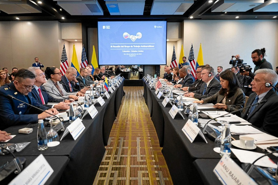 La delegación colombiana (izquierda) y la estadounidense dejaron lista una hoja de ruta para implementar la nueva Política Nacional de Drogas 2023-2033.