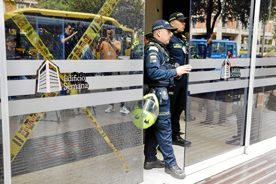 La Policía arribó a la sede de Semana ya cuando los indígenas habían abandonado las instalaciones. La Policía arribó a la sede de Semana ya cuando los indígenas habían abandonado las instalaciones.