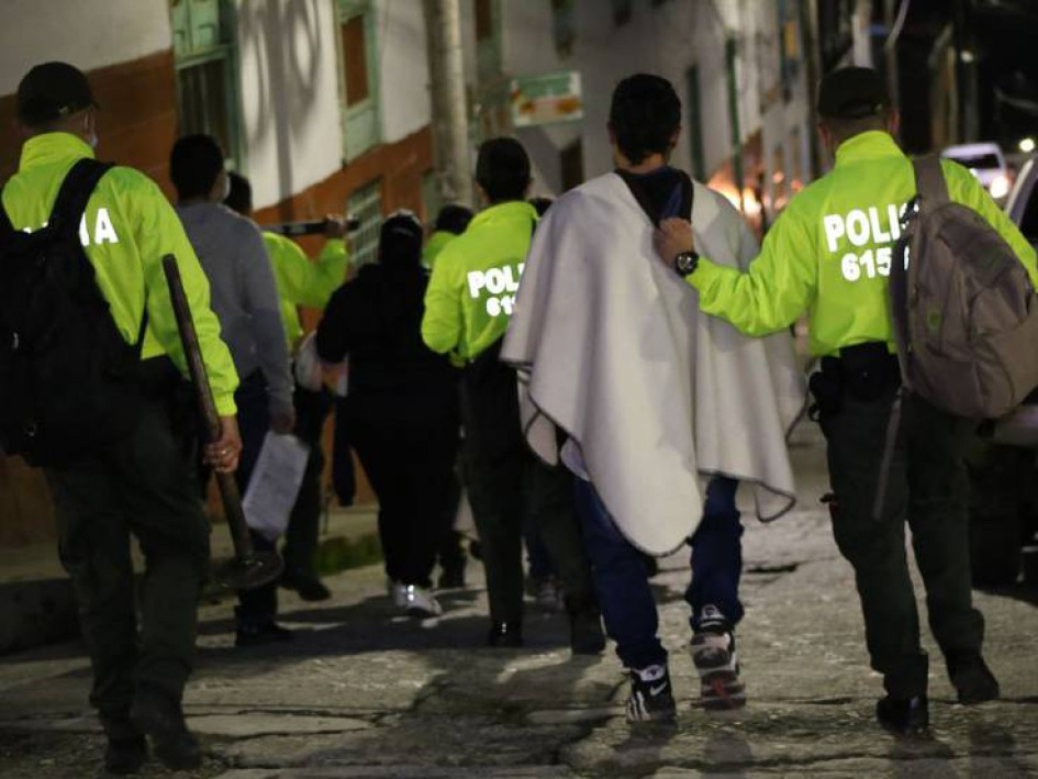 Distribuían aproximadamente 500 dosis diarias de marihuana y bazuco en los parques de los municipios y fincas aledañas, logrando percibir cerca de 10 millones de pesos mensuales. Distribuían aproximadamente 500 dosis diarias de marihuana y bazuco en los parques de los municipios y fincas aledañas, logrando percibir cerca de 10 millones de pesos mensuales.