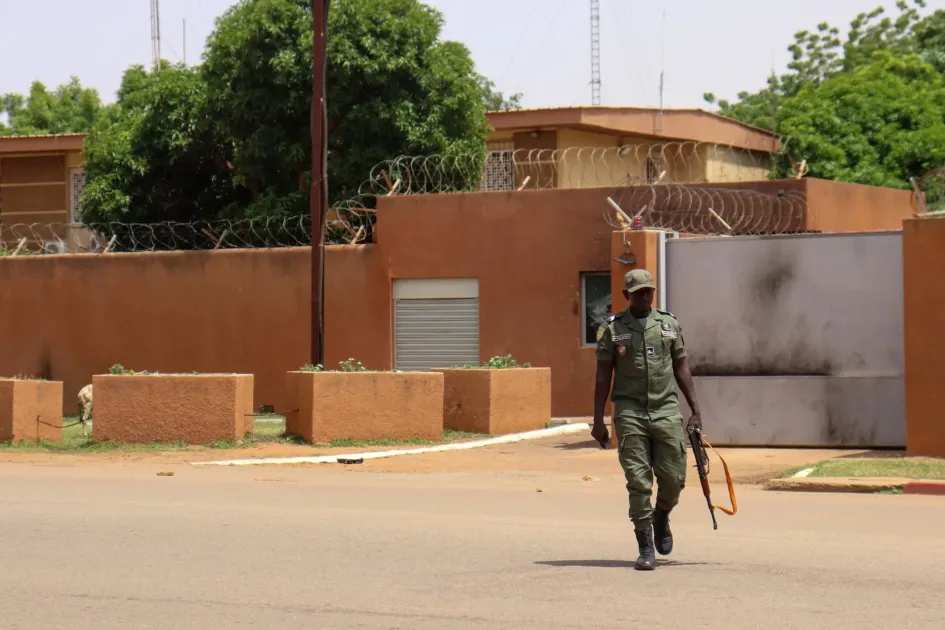 Un militar armado patrulla frente a la embajada de Francia en Niamey, Níger, este 1 de septiembre del 2023. Según el actual Ministerio de Asuntos Exteriores y Cooperación de Níger, tras finalizar el plazo de 48 horas sin salida solicitada el 28 de agosto; Al embajador francés Sylvain Itte se le revocó la inmunidad diplomática, se cancelaron sus visados y los de su familia y se ordenó a la Policía que los expulsara. Un militar armado patrulla frente a la embajada de Francia en Niamey, Níger, este 1 de septiembre del 2023. Según el actual Ministerio de Asuntos Exteriores y Cooperación de Níger, tras finalizar el plazo de 48 horas sin salida solicitada el 28 de agosto; Al embajador francés Sylvain Itte se le revocó la inmunidad diplomática, se cancelaron sus visados y los de su familia y se ordenó a la Policía que los expulsara.