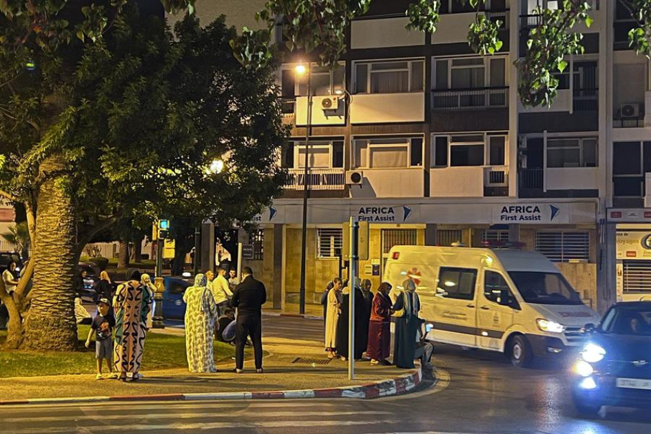 Vecinos en el centro de Rabat huyen de sus casas y salen a la calle tras el terremoto. Vecinos en el centro de Rabat huyen de sus casas y salen a la calle tras el terremoto.