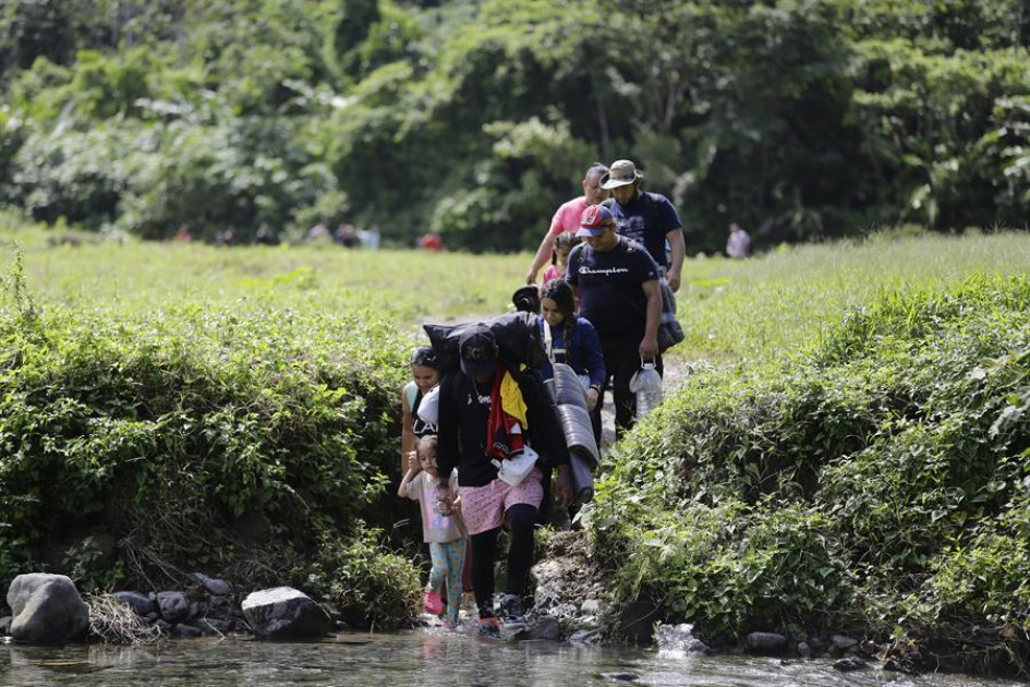 Unos migrantes acompañados con niños pequeños caminan en el sector de Cañas Blancas en Darién (Panamá), en agosto del 2023. Unos migrantes acompañados con niños pequeños caminan en el sector de Cañas Blancas en Darién (Panamá), en agosto del 2023.