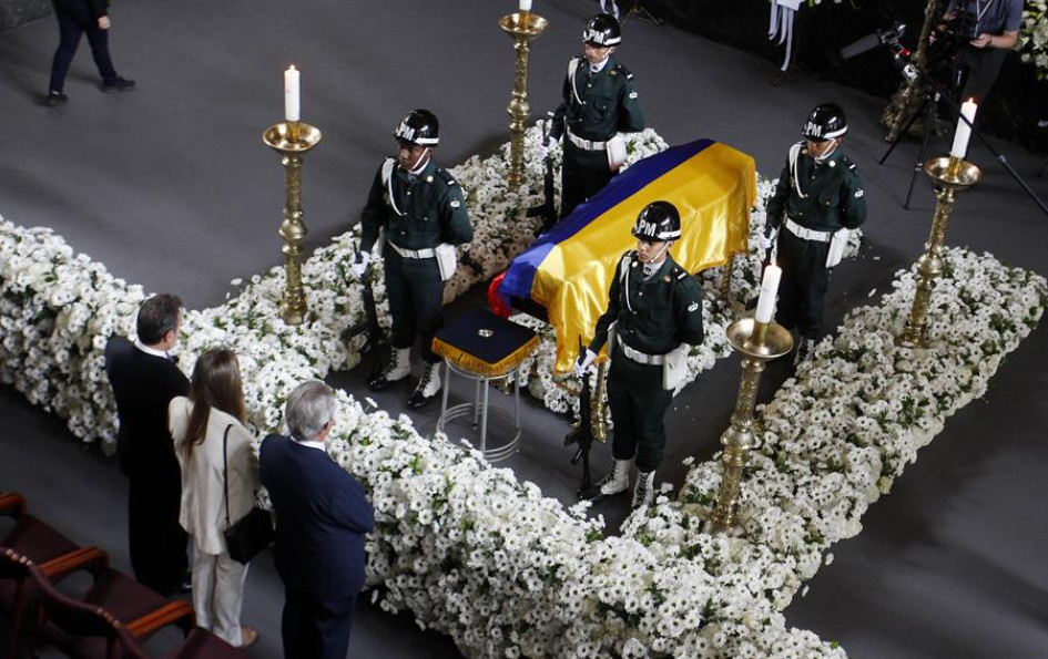 Féretro de Fernando Botero en Medellín Los hijos del maestro Fernando Botero acompañan el féretro de su padre durante la cámara ardiente en una de las salas del Museo de Antioquia, hoy en Medellín (Colombia).