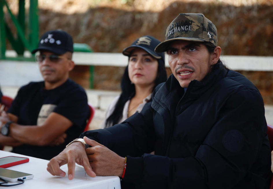 Andrey Avendaño, jefe de la delegación de las disidencias de las Farc, sostuvo que el Gobierno y el Estado Mayor Central seguirán trabajando, después de una primera reunión exploratoria para elaborar un acuerdo de cese al fuego bilateral. Andrey Avendaño, jefe de la delegación de las disidencias de las Farc, sostuvo que el Gobierno y el Estado Mayor Central seguirán trabajando, después de una primera reunión exploratoria para elaborar un acuerdo de cese al fuego bilateral.