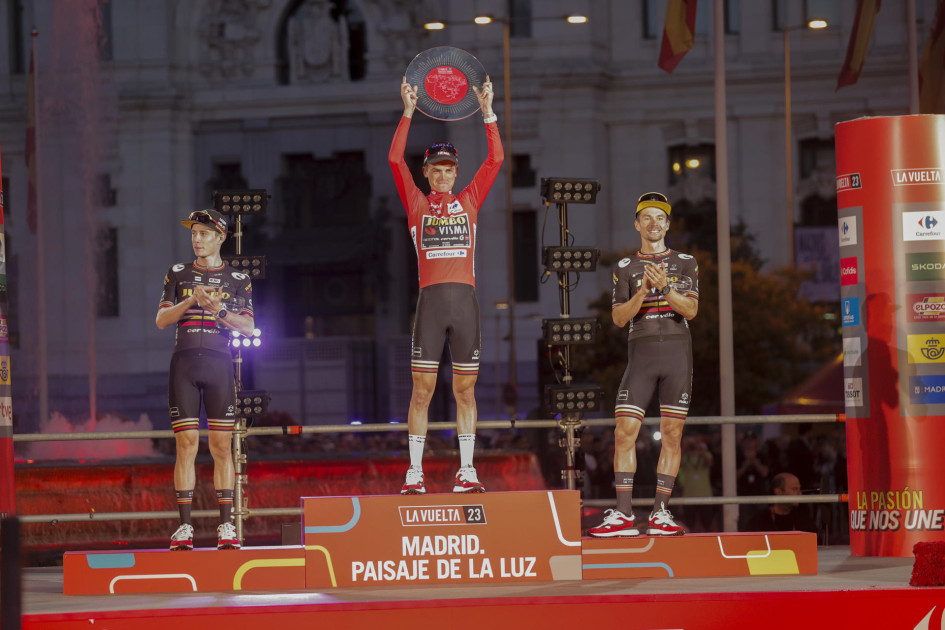 Los ciclistas del Jumbo Visma, el estadounidense Sepp Kuss (centro), el danés Jonas Vingegaard (izquierda) y el esloveno Primoz Roglic, durante la entrega de los trofeos como primero, segundo y tercer clasificados respectivamente de la clasificación general de la Vuelta a España, que finalizó este domingo en Madrid. Los ciclistas del Jumbo Visma, el estadounidense Sepp Kuss (centro), el danés Jonas Vingegaard (izquierda) y el esloveno Primoz Roglic, durante la entrega de los trofeos como primero, segundo y tercer clasificados respectivamente de la clasificación general de la Vuelta a España, que finalizó este domingo en Madrid.