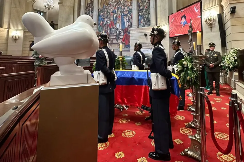 Fotografía cedida hoy por el Senado de Colombia que muestra a la escultura La paloma de la paz junto al féretro del maestro Fernando Botero este sábado en Bogotá, donde se vela en capilla ardiente al pintor y escultor fallecido a los 91 años. Fotografía cedida hoy por el Senado de Colombia que muestra a la escultura La paloma de la paz junto al féretro del maestro Fernando Botero este sábado en Bogotá, donde se vela en capilla ardiente al pintor y escultor fallecido a los 91 años.