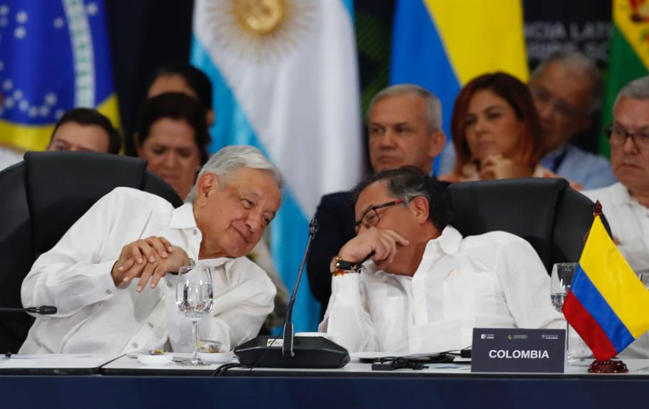 El presidente de México, Andrés Manuel López Obrador, ayer con su homólogo de Colombia, Gustavo Petro, durante la Conferencia Latinoamericana y del Caribe sobre Drogas, en Cali. El presidente de México, Andrés Manuel López Obrador, ayer con su homólogo de Colombia, Gustavo Petro, durante la Conferencia Latinoamericana y del Caribe sobre Drogas, en Cali.