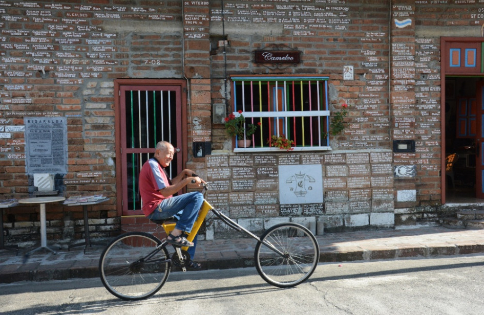 En esta casa esquinera donde funciona 'Cameloc, el cielo de la música' están escritos los momentos y personajes más memorables de Viterbo (Caldas). Nelson Adolfo López Díaz, su fundador, mientras pedalea su bicicleta cuenta cómo se ha convertido en un icono cultural de su municipio y hace parte de esta ruta en imágenes que LA PATRIA presenta hoy de este Paraíso Turístico, como es conocido por los viterbeños. En esta casa esquinera donde funciona 'Cameloc, el cielo de la música' están escritos los momentos y personajes más memorables de Viterbo (Caldas). Nelson Adolfo López Díaz, su fundador, mientras pedalea su bicicleta cuenta cómo se ha convertido en un icono cultural de su municipio y hace parte de esta ruta en imágenes que LA PATRIA presenta hoy de este Paraíso Turístico, como es conocido por los viterbeños.