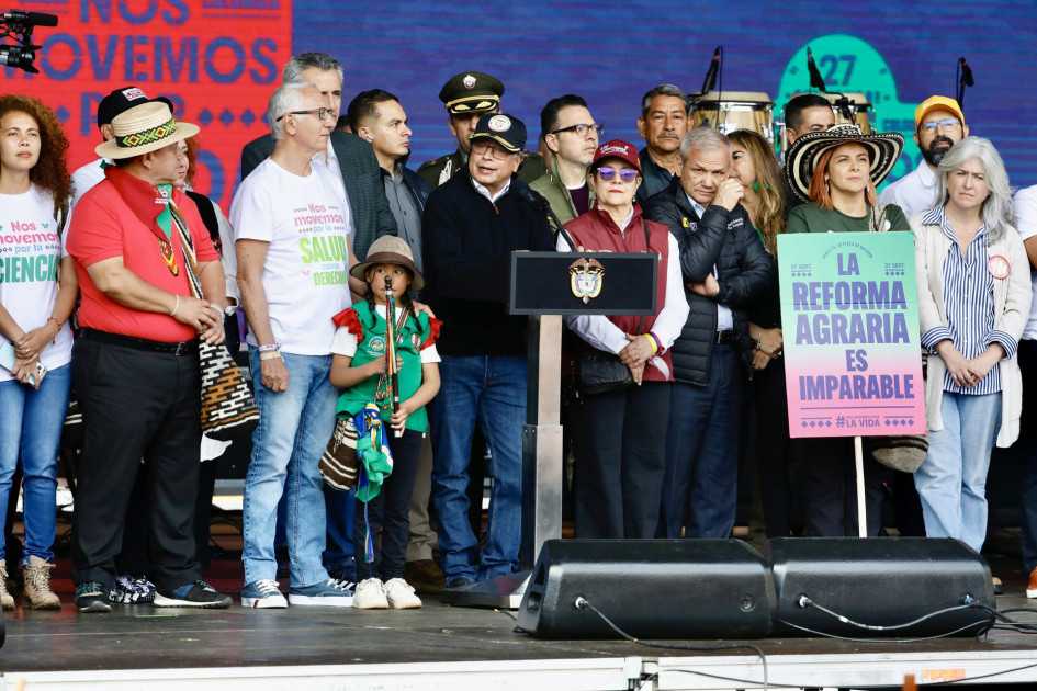 La multitud reunida en Bogotá animó constantemente al presidente con el coro "Petro, amigo, el pueblo está contigo", especialmente cuando se refirió a la gente como base de una popularidad que, según dijo, se mantiene intacta, y cuando criticó a las encuestas que muestran lo contrario. La multitud reunida en Bogotá animó constantemente al presidente con el coro "Petro, amigo, el pueblo está contigo", especialmente cuando se refirió a la gente como base de una popularidad que, según dijo, se mantiene intacta, y cuando criticó a las encuestas que muestran lo contrario.