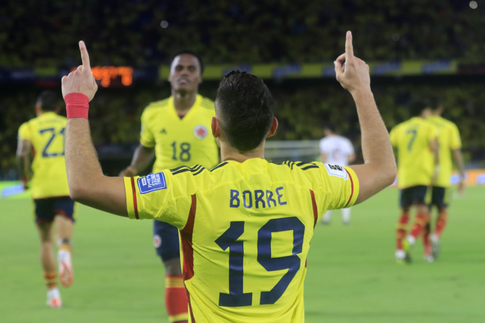 El delantero barranquillero Rafael Santos Borré anotó el único tanto del partido y le dio a la Tricolor los tres primeros puntos de las eliminatorias sudamericanas al Mundial de Norteamérica 2026. El delantero barranquillero Rafael Santos Borré anotó el único tanto del partido y le dio a la Tricolor los tres primeros puntos de las eliminatorias sudamericanas al Mundial de Norteamérica 2026.