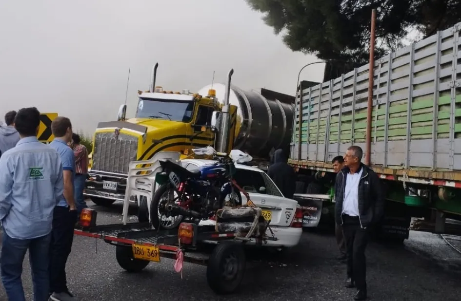 En el centro de esta imagen se observa el vehículo particular que quedó en medio de las dos tractomulas en el accidente de tránsito en la vía Manizales - Bogotá. Accidente de tránsito de dos tractomulas y un particular en la vía Manizales - Bogotá