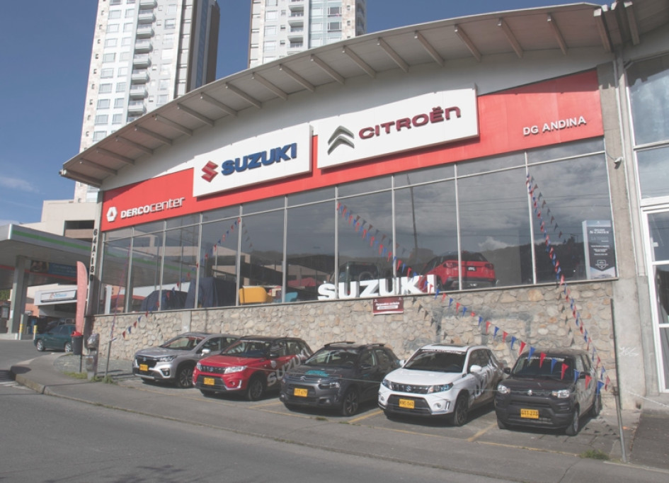 Vehículos exhibidos en Andina Automotriz, donde los colores gris, rojo, blanco y negro figuran en la oferta a los clientes. Vehículos exhibidos en Andina Automotriz, donde los colores gris, rojo, blanco y negro figuran en la oferta a los clientes.