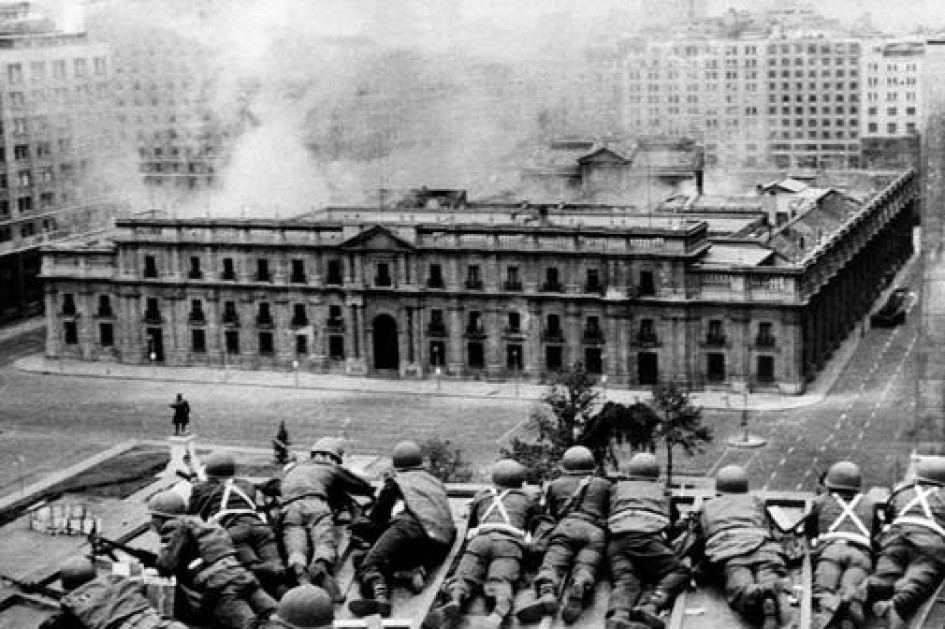 El asalto del Palacio de la Moneda por las Fuerzas Armadas de Chile durante el golpe de Estado del 11 de septiembre de 1973. El asalto del Palacio de la Moneda por las Fuerzas Armadas de Chile durante el golpe de Estado del 11 de septiembre de 1973.