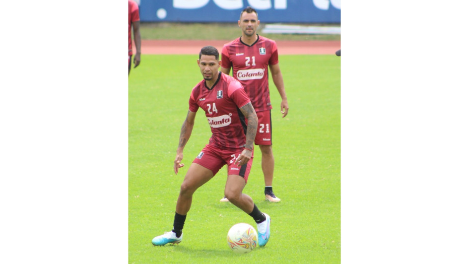 La regular participación de Marlon Piedrahíta (atrás), que ha jugado como lateral izquierdo a pesar de que su carril natural es el derecho, ha hecho más evidente la ausencia del venezolano Yohan Cumana. La regular participación de Marlon Piedrahíta (atrás), que ha jugado como lateral izquierdo a pesar de que su carril natural es el derecho, ha hecho más evidente la ausencia del venezolano Yohan Cumana.
