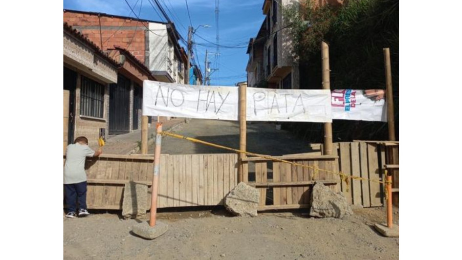 Los vecinos de la calle 10 entre carreras 13 y 14 de Chinchiná piden celeridad en los trabajos de pavimentación de un tramo de calzada. La obra la pararon. Alcaldía anuncia que retomaría trabajos la próxima semana. Los vecinos cercaron con palos el acceso a esta vía. Los vecinos de la calle 10 entre carreras 13 y 14 de Chinchiná piden celeridad en los trabajos de pavimentación de un tramo de calzada. La obra la pararon. Alcaldía anuncia que retomaría trabajos la próxima semana. Los vecinos cercaron con palos el acceso a esta vía.