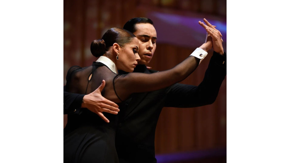 La pareja del colombiano Jhonny Carvajal y la argentina Suyay Quiroga se consagró campeona en la categoría de tango de pista. La pareja del colombiano Jhonny Carvajal y la argentina Suyay Quiroga se consagró campeona en la categoría de tango de pista.