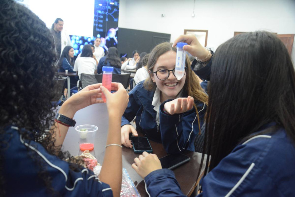 45 estudiantes aprendieron a extraer el ADN de una fresa. 45 estudiantes aprendieron a extraer el ADN de una fresa.
