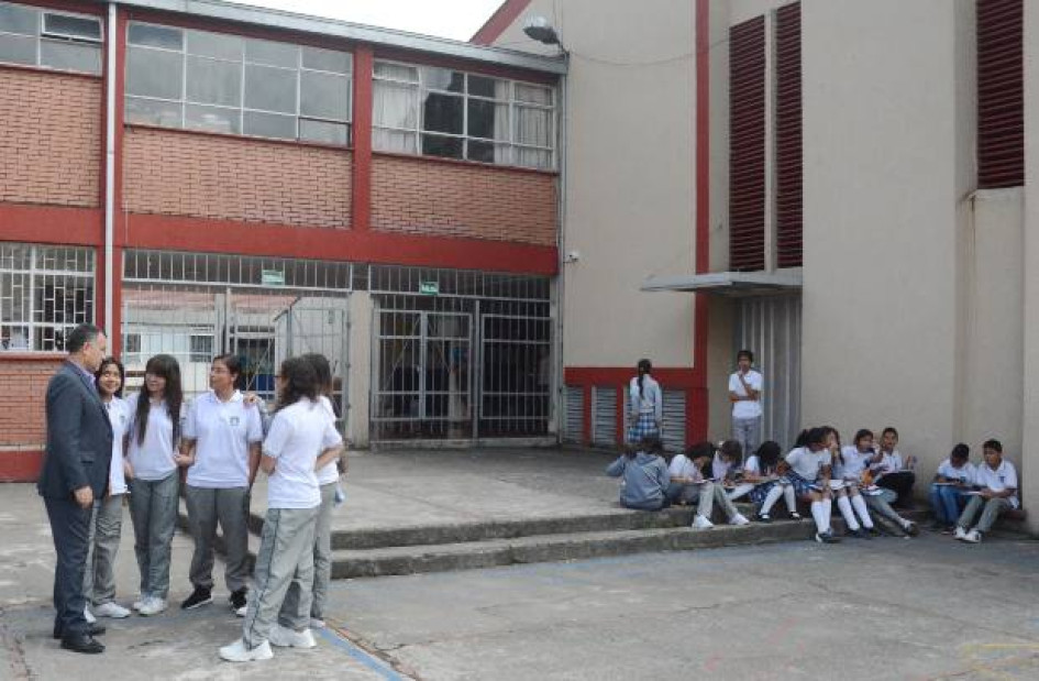 La Alcaldía les recuerda a los colegios públicos, que no tienen restricción de matrículas, recibir a las alumnas de la Divina Providencia, colegio que cerrará sus puertas este año. El Marco Fidel Suárez (antes CASD), en Campohermoso, ya ha recibido a varias y les asignó cupo para el 2024. La Alcaldía les recuerda a los colegios públicos, que no tienen restricción de matrículas, recibir a las alumnas de la Divina Providencia, colegio que cerrará sus puertas este año. El Marco Fidel Suárez (antes CASD), en Campohermoso, ya ha recibido a varias y les asignó cupo para el 2024.