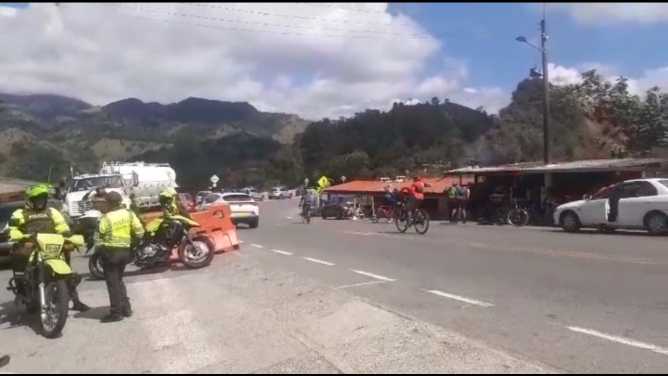 En el paso por el sector de Delgaditas, en la vía Manizales - Mariquita, había un puesto de control de la Policía para asistir a los corredores. En el paso por el sector de Delgaditas, en la vía Manizales - Mariquita, había un puesto de control de la Policía para asistir a los corredores.