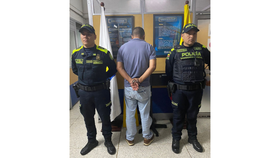El capturado, de 27 años, le había robado a un hombre en su carro en el sector de San Rafael. La comunidad lo estaba golpeando cuando llegó la Policía. El capturado, de 27 años, le había robado a un hombre en su carro en el sector de San Rafael. La comunidad lo estaba golpeando cuando llegó la Policía.