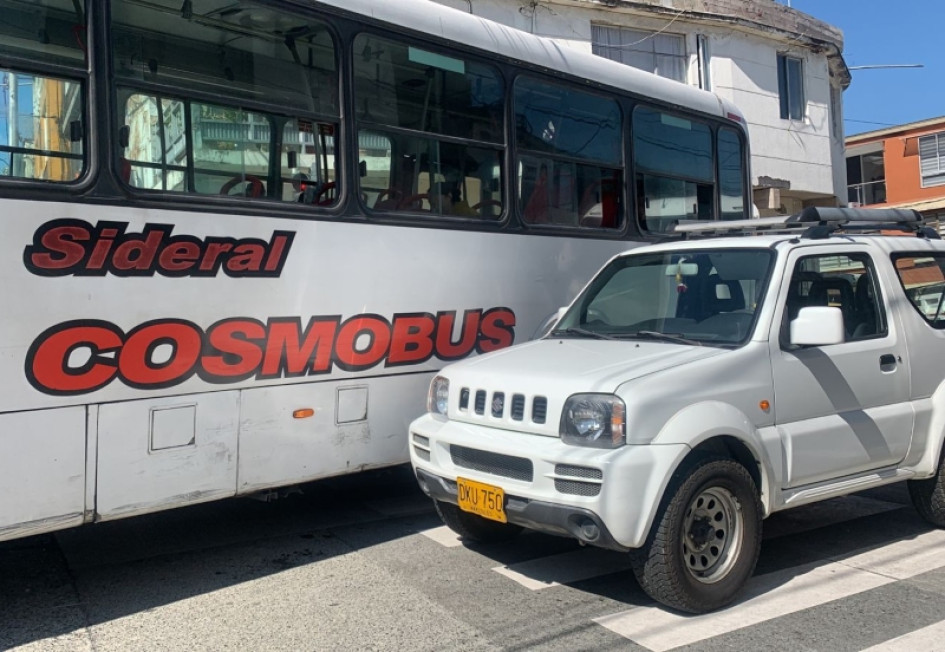 Este es el choque que se presentó entre un Cosmobus y un campero en el barrio San Jorge de Manizales. Choque entre Cosmobus y campero en Manizales