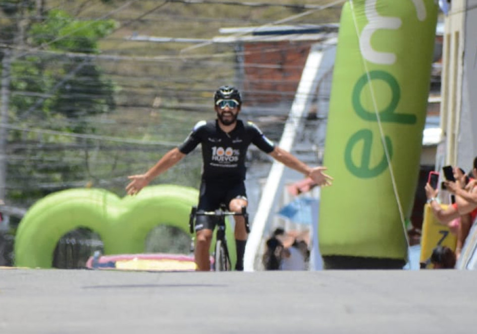 El ciclista caldense Juan Diego Hoyos celebra en Supía su segunda victoria en el Clásico RCN 2023. El ciclista caldense Juan Diego Hoyos celebra en Supía su segunda victoria en el Clásico RCN 2023.
