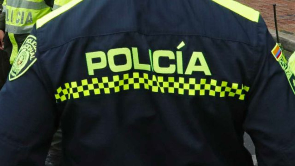Cuanto-gana-un-policia-en-Colombia Espalda de un policía colombiano.