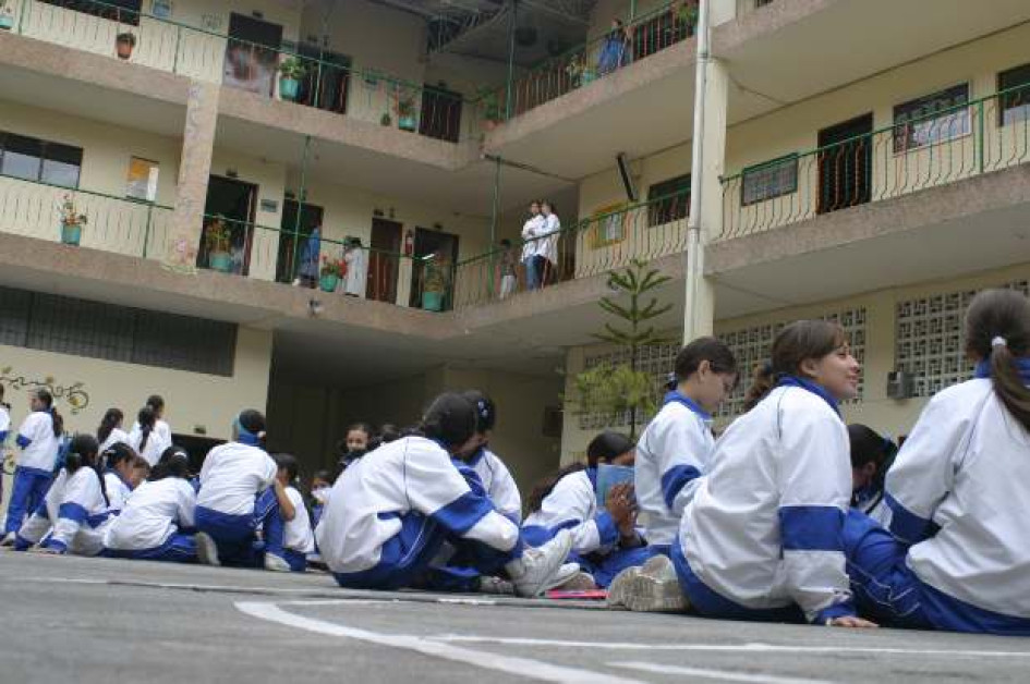 Foto del 2005 en uno de los tres patios del colegio de la Divina Providencia, en el barrio San José de Manizales. Foto del 2005 en uno de los tres patios del colegio de la Divina Providencia, en el barrio San José de Manizales.