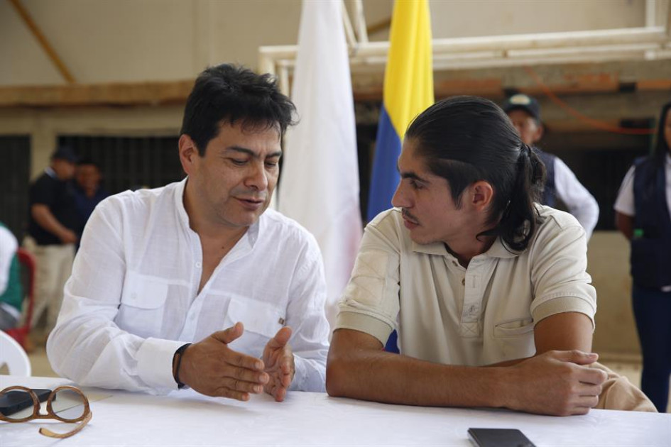 Danielo Rueda y Andrey Avendaño El alto comisionado para la paz en Colombia, Danilo Rueda, habla con Andrey Avendaño, delegado por el Estado Mayor Central de las disidencias de las Farc, hoy, en Suárez (Cauca).