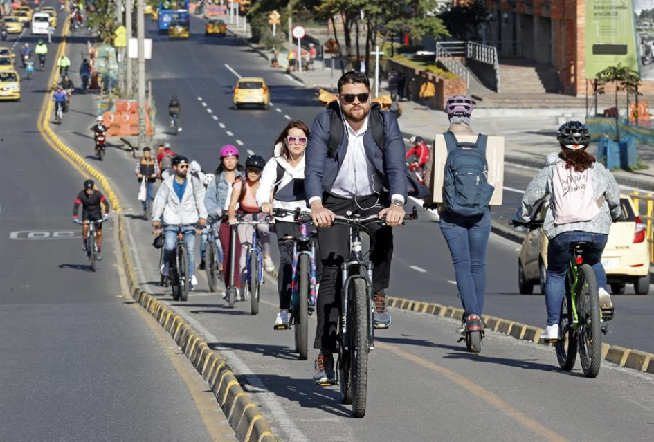 Día sin carro en Bogotá Personas transitan hoy en bicicleta y patineta eléctrica durante el día sin carro, en Bogotá.