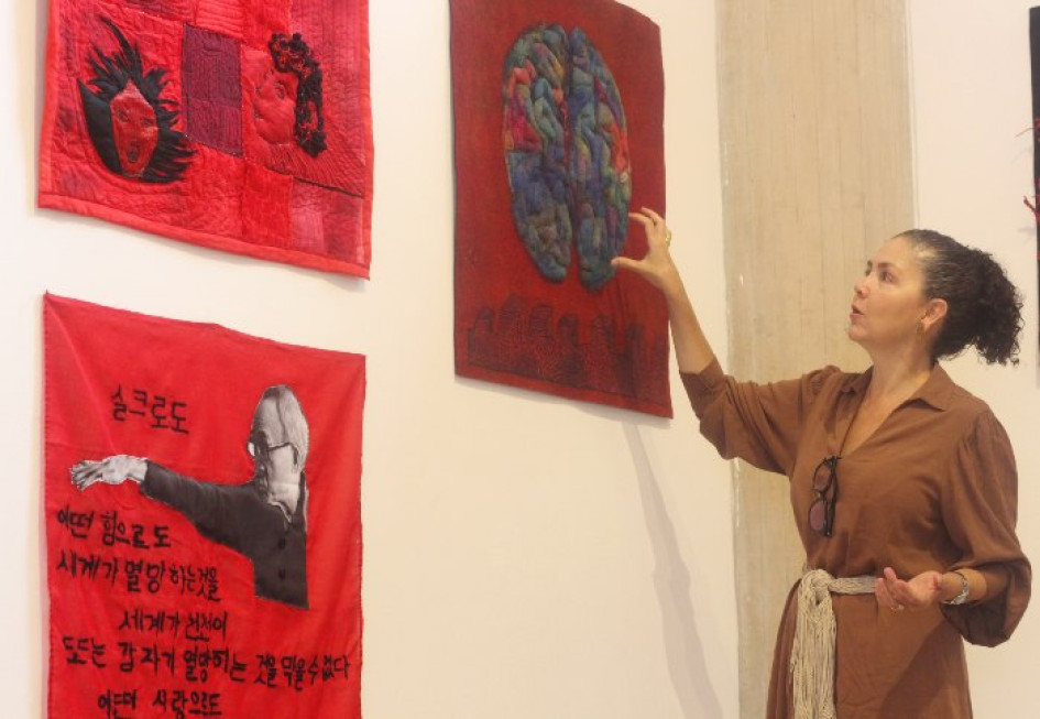 La diseñadora y artista plástica manizaleña María Cecilia Arango, conocida artísticamente como Ceci Arango, hizo parte del equipo de curadoras de la exposición A través de la vida. La diseñadora y artista plástica manizaleña María Cecilia Arango, conocida artísticamente como Ceci Arango, hizo parte del equipo de curadoras de la exposición A través de la vida.