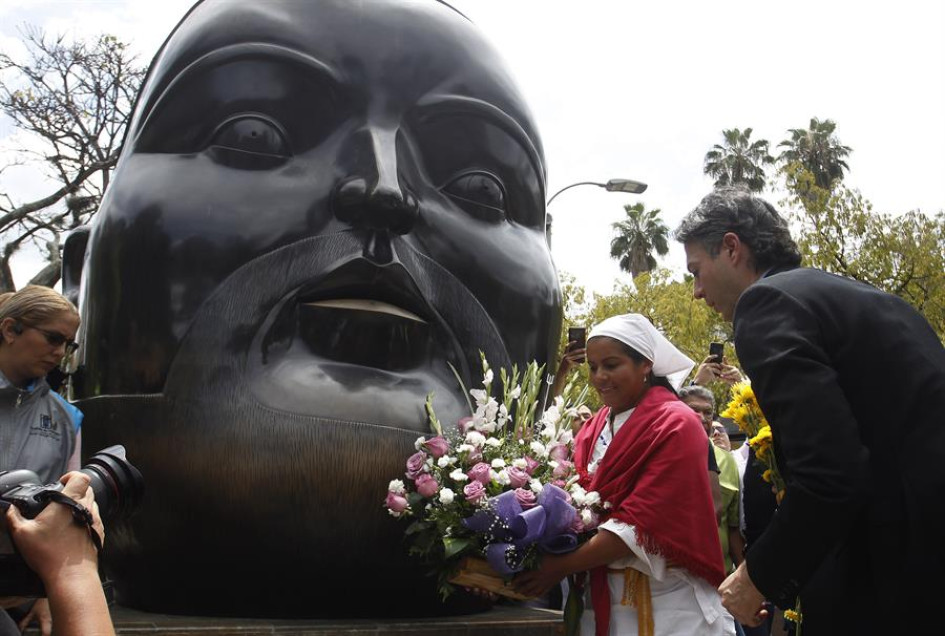 Ofrenda a Fernando Botero El alcalde de Medellín, Daniel Quintero, coloca ofrendas florales en la escultura "Cabeza" del maestro Fernando Botero durante un homenaje tras su fallecimiento, en la Plaza Botero en Medellín.