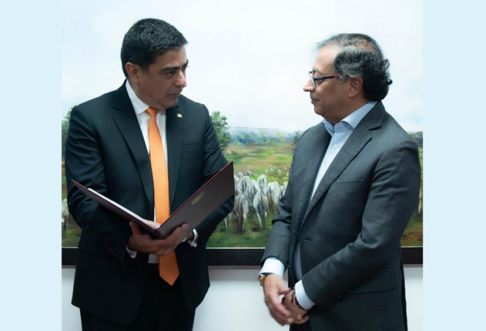 El presidente de la República, Gustavo Petro (d), le entregó la nueva terna para elegir fiscal General de la Nación al presidente de la Corte Suprema, magistrado Fernando Castillo Cadena. El presidente de la República, Gustavo Petro (d), le entregó la nueva terna para elegir fiscal General de la Nación al presidente de la Corte Suprema, magistrado Fernando Castillo Cadena.