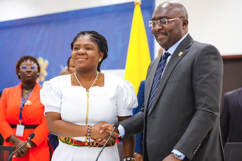 La vicepresidenta de Colombia, Francia Márquez, estrecha la mano de su homólogo ghanés, Mahamudu Bawumia. La vicepresidenta de Colombia, Francia Márquez, estrecha la mano de su homólogo ghanés, Mahamudu Bawumia.
