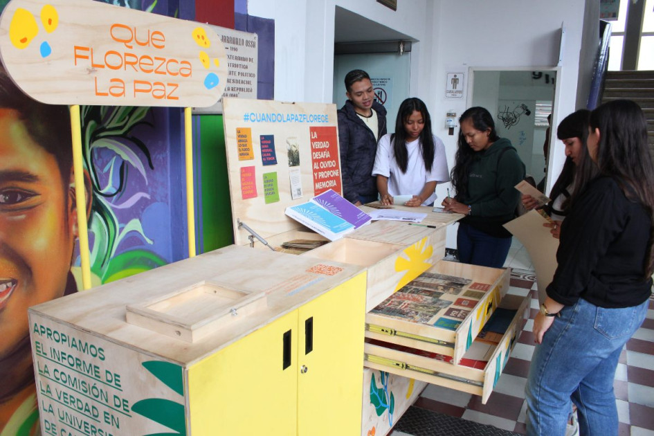Que florezca la paz es un proyecto de la Universidad de Caldas que se puede encontrar en el Centro Cultural Rogelio Salmona, en las páginas de difusión y la página oficial de la universidad. Que florezca la paz es un proyecto de la Universidad de Caldas que se puede encontrar en el Centro Cultural Rogelio Salmona, en las páginas de difusión y la página oficial de la universidad.