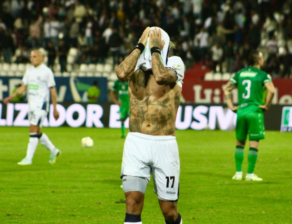 La imagen del final del partido: Dayro Moreno y su desconsuelo porque no se pudo ganar. El Once Caldas empató 1-1 con La Equidad. Dayro Moreno - Once Caldas