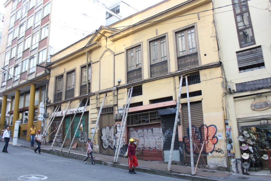 Esta casa, sostenida por 10 guaduas, está ubicada en la calle 20 entre carreras 22 y 23 y sigue en estado crítico, al igual que gran parte del Centro Histórico de Manizales que presenta problemas con pocas soluciones. La Asociación Cívica Centro Histórico de Manizales (ACCHM) comenta que recuperar este espacio ayudaría a construir una mejor ciudad para todos. Esta casa, sostenida por 10 guaduas, está ubicada en la calle 20 entre carreras 22 y 23 y sigue en estado crítico, al igual que gran parte del Centro Histórico de Manizales que presenta problemas con pocas soluciones. La Asociación Cívica Centro Histórico de Manizales (ACCHM) comenta que recuperar este espacio ayudaría a construir una mejor ciudad para todos.