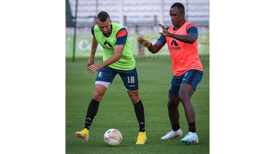 Jéider Riquett (izquierda), de buen desempeño en su regreso a la zona defensiva del Once Caldas, disputa un balón en un entrenamiento con su compañero Johar Mejía, delantero. Jéider Riquett (izquierda), de buen desempeño en su regreso a la zona defensiva del Once Caldas, disputa un balón en un entrenamiento con su compañero Johar Mejía, delantero.