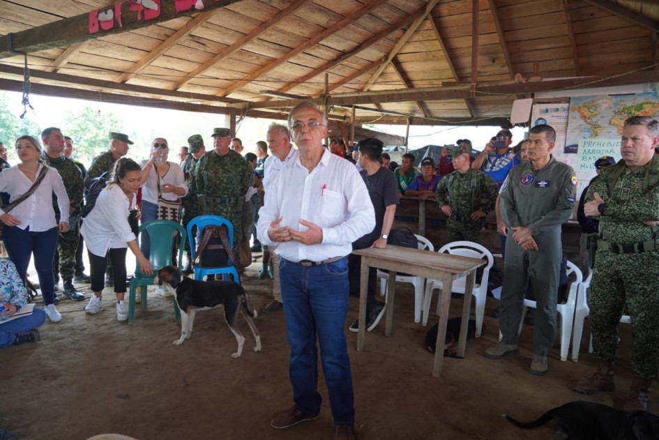 Ministro de Defensa Iván Velásquez El ministro de Defensa, Iván Velásquez, estuvo en Bocas del Manso con altos mandos militares y de Policía, la oficina de derechos humanos del Ministerio del Interior, la Agencia de Renovación del Territorio, delegados de la Unidad de Víctimas y una comisión de DD.HH. del Congreso.