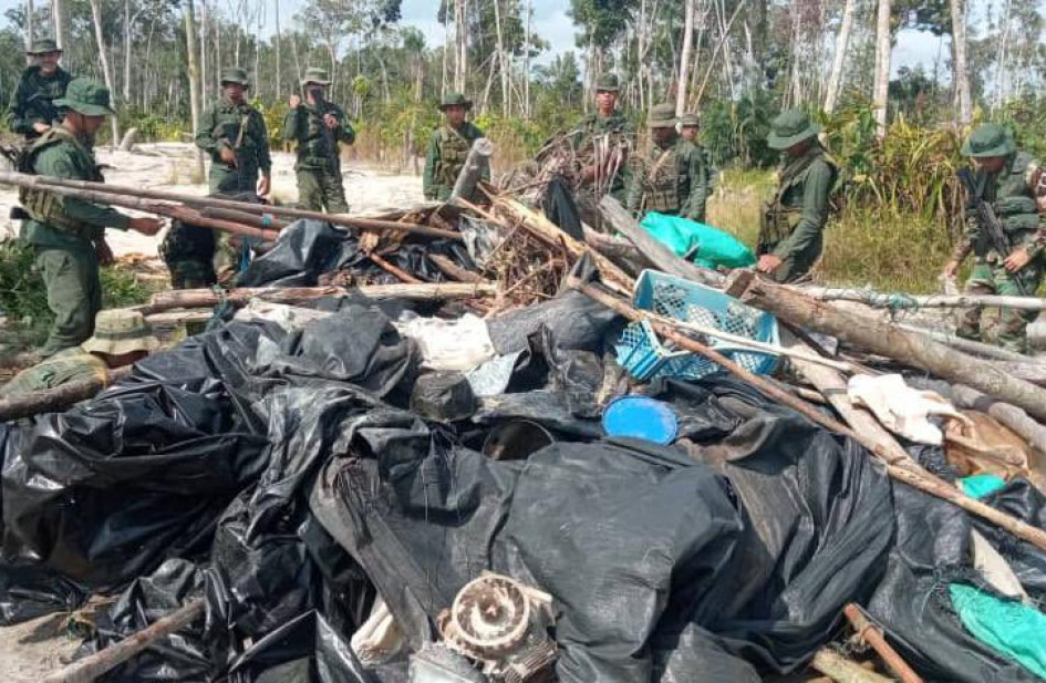 La Fuerza Armada Nacional Bolivariana de Venezuela denunció que la minería ilegal está deteriorando significativamente la selva amazónica en su país. La Fuerza Armada Nacional Bolivariana de Venezuela denunció que la minería ilegal está deteriorando significativamente la selva amazónica en su país.