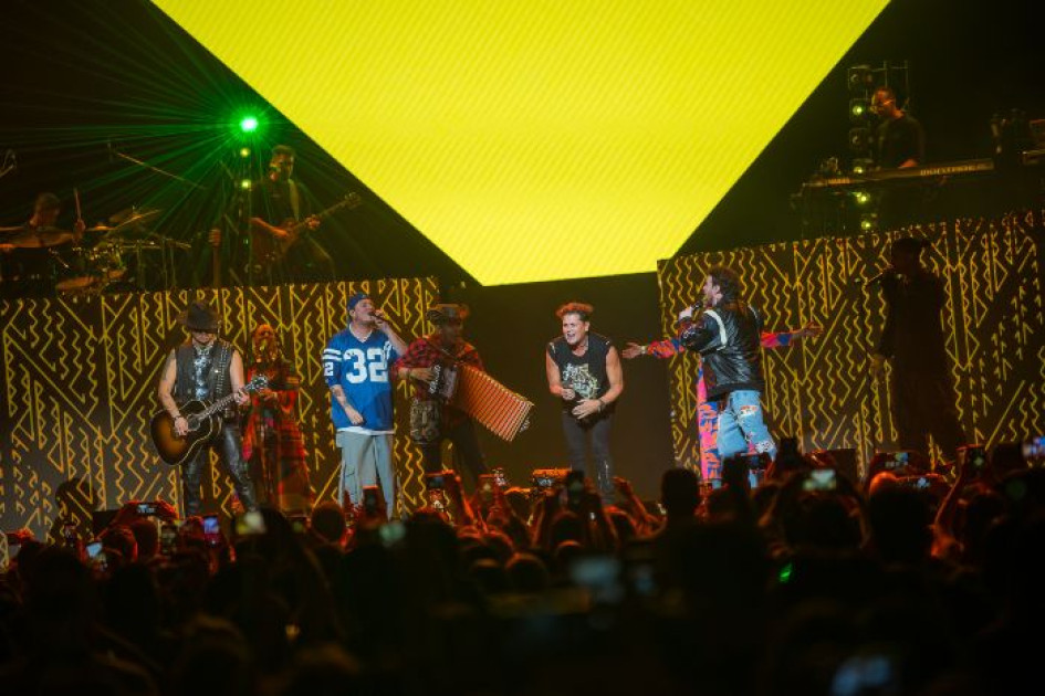 Piso 21 en su homenaje a Carlos Vives en Bogotá. Piso 21 en su homenaje a Carlos Vives en Bogotá.