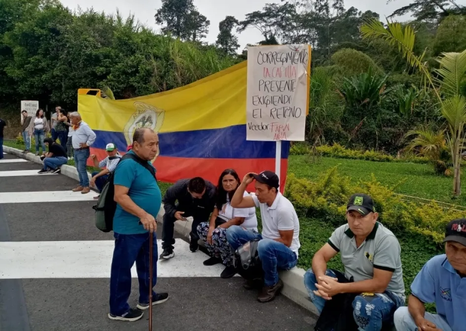 Las personas se ubicaron a un costado de la vía y esperan a Autopistas del Café. Las personas se ubicaron a un costado de la vía y esperan a Autopistas del Café.