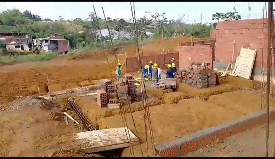 En la mañana de este jueves los obreros que construyen 100 casas en Palestina retomaron obras, luego de unos 15 días de frenar los trabajos. En la mañana de este jueves los obreros que construyen 100 casas en Palestina retomaron obras, luego de unos 15 días de frenar los trabajos.