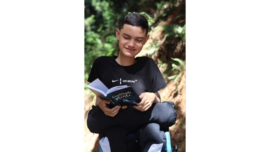Santiago Zapata López con el libro Caminando con la mente. Santiago Zapata López con el libro Caminando con la mente.